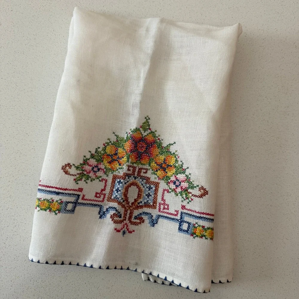 Vintage White Linen Hand Towel Floral Cross Stitch Embroidery Decorative 13x22‎